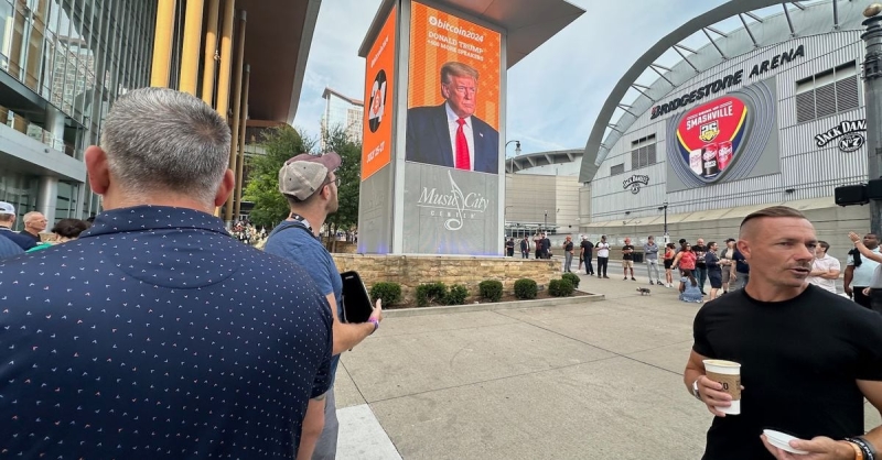 Bitcoin Nashville Conference in Pictures: Orange Athena, Pink Suits, Polymarket Swag, Trump’s Song